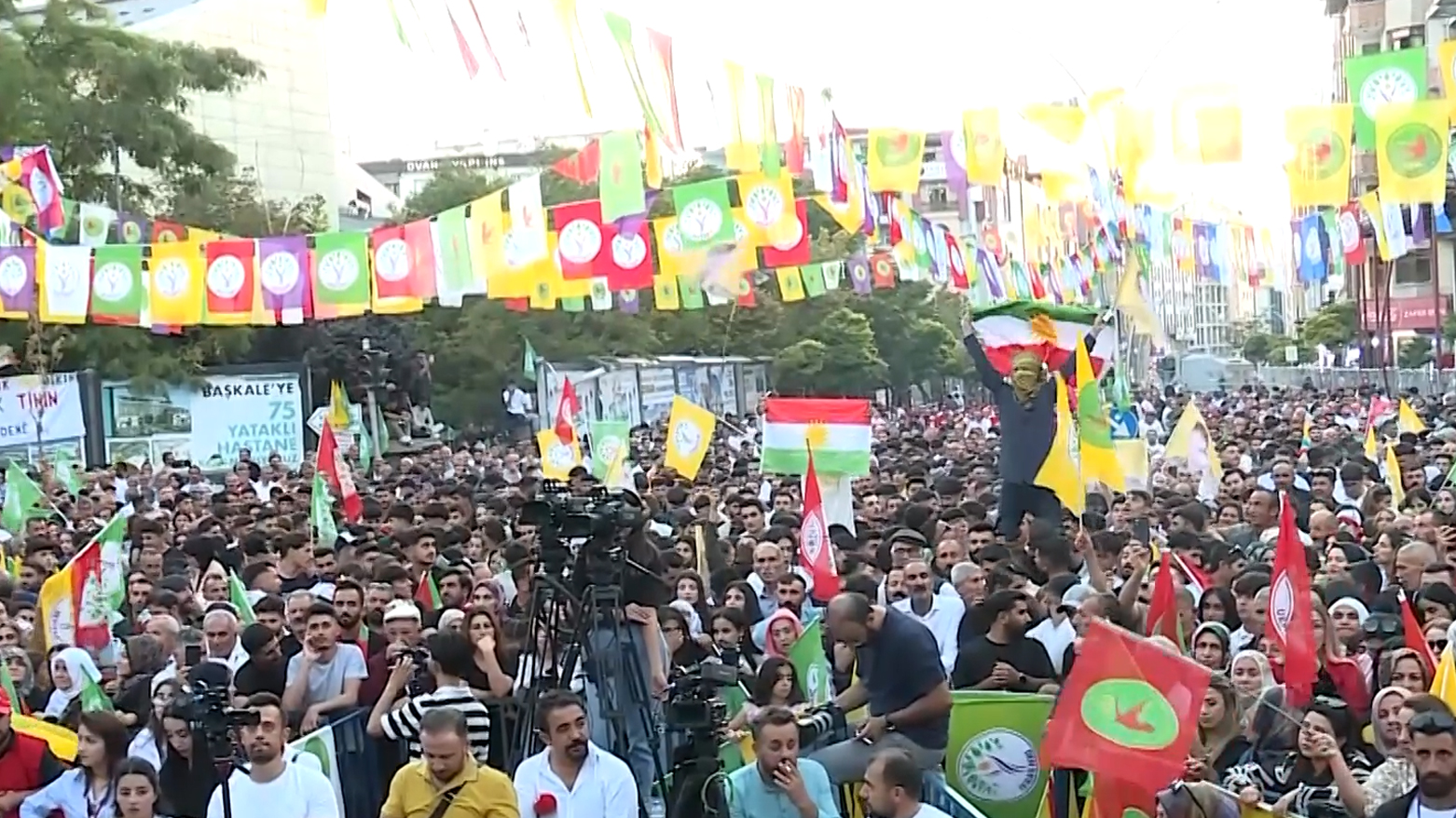 Thousands of Wan's residents in Northern Kurdistan protesting and calling for the revival and continuation of the stalled peace process. (Photo: Kurdistan24)