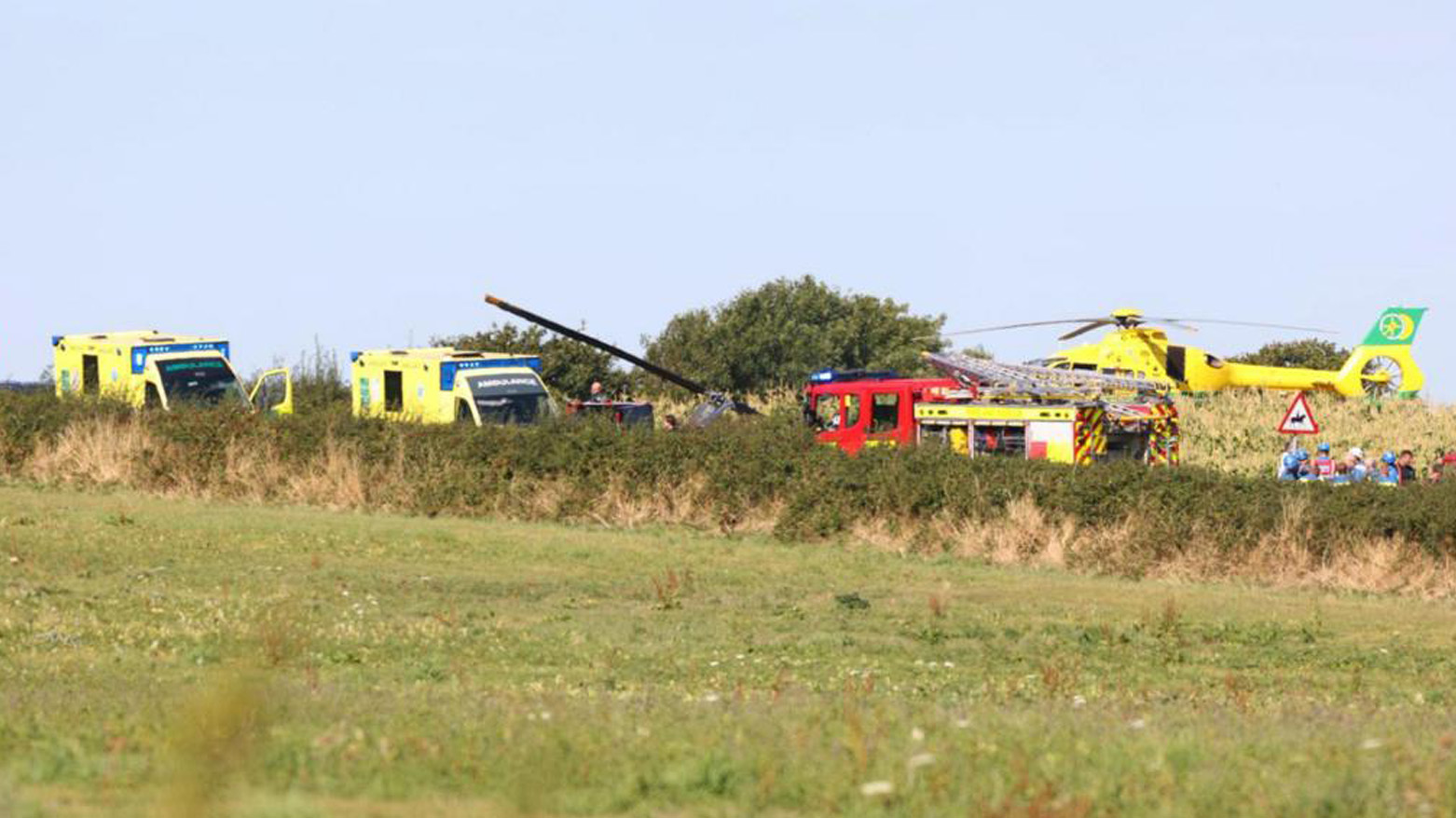 İngiltere'de bir helikopter tarlaya düştü