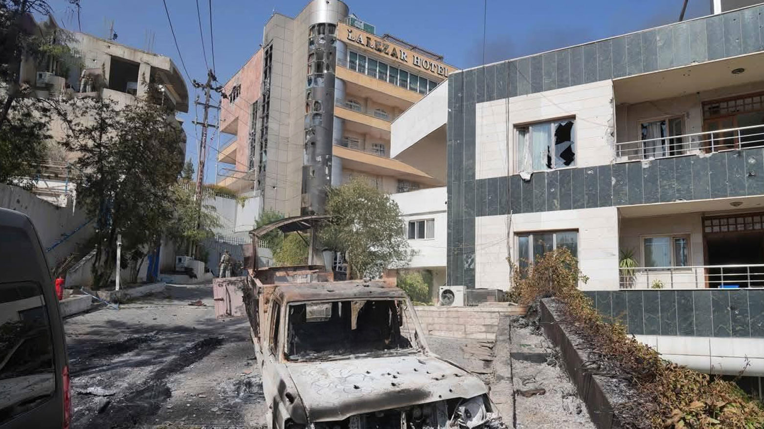 Süleymaniye'deki Lalezar Oteli önünde yanmış bir araç (FOTO: Kurdistan24)
