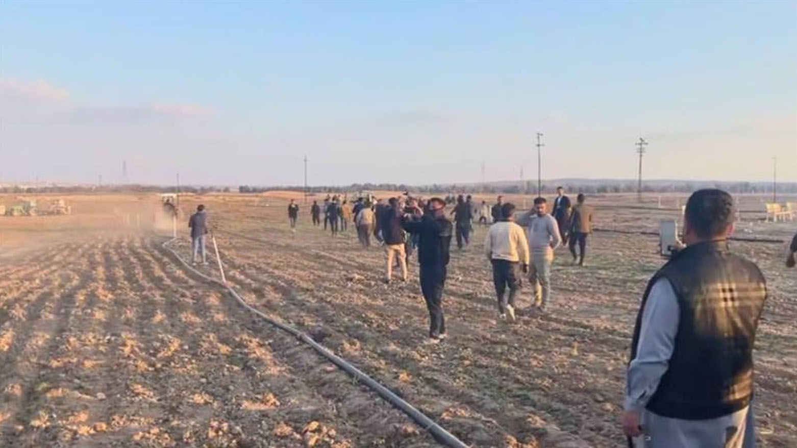 کشاورزان روستای شناغه در حال اعتراض به اشغال زمین‌هایشان