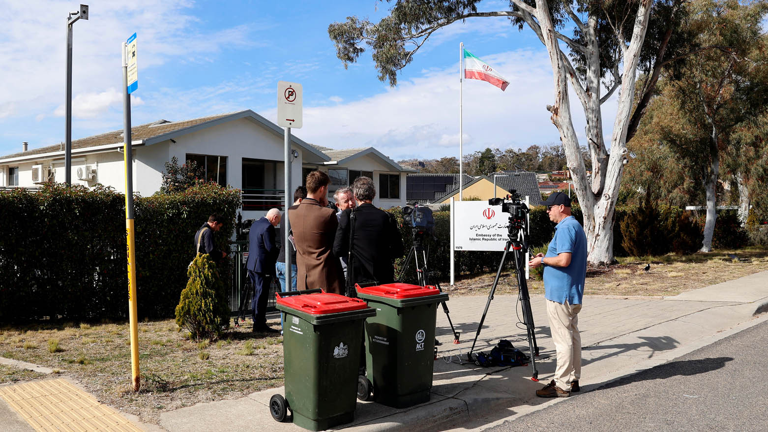 گزارشگران در حین پوشش خبری در مقابل سفارت ایران در کانبرا، ۲۶ اوت ۲۰۲۵ – عکس: خبرگزاری فرانسه