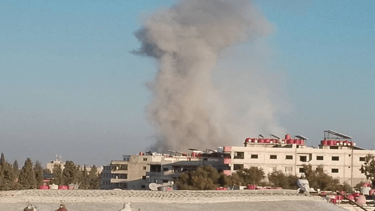 Columns of smoke rise in the sky of Damascus. (Photo: SOHR)