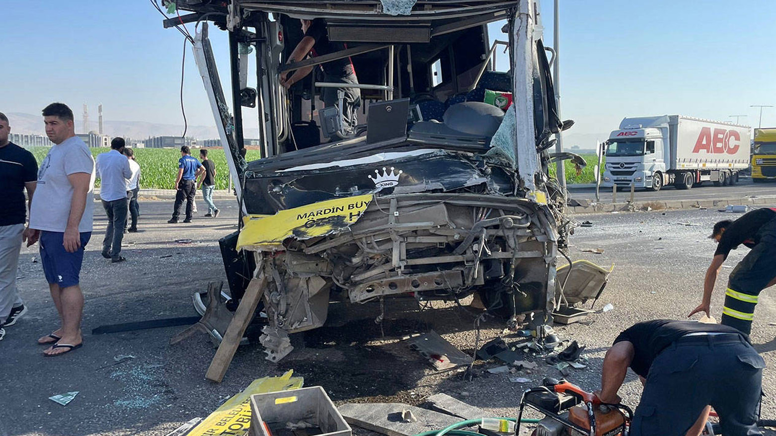 Otobüs ile tır çarpıştı: Ölü ve yaralılar var