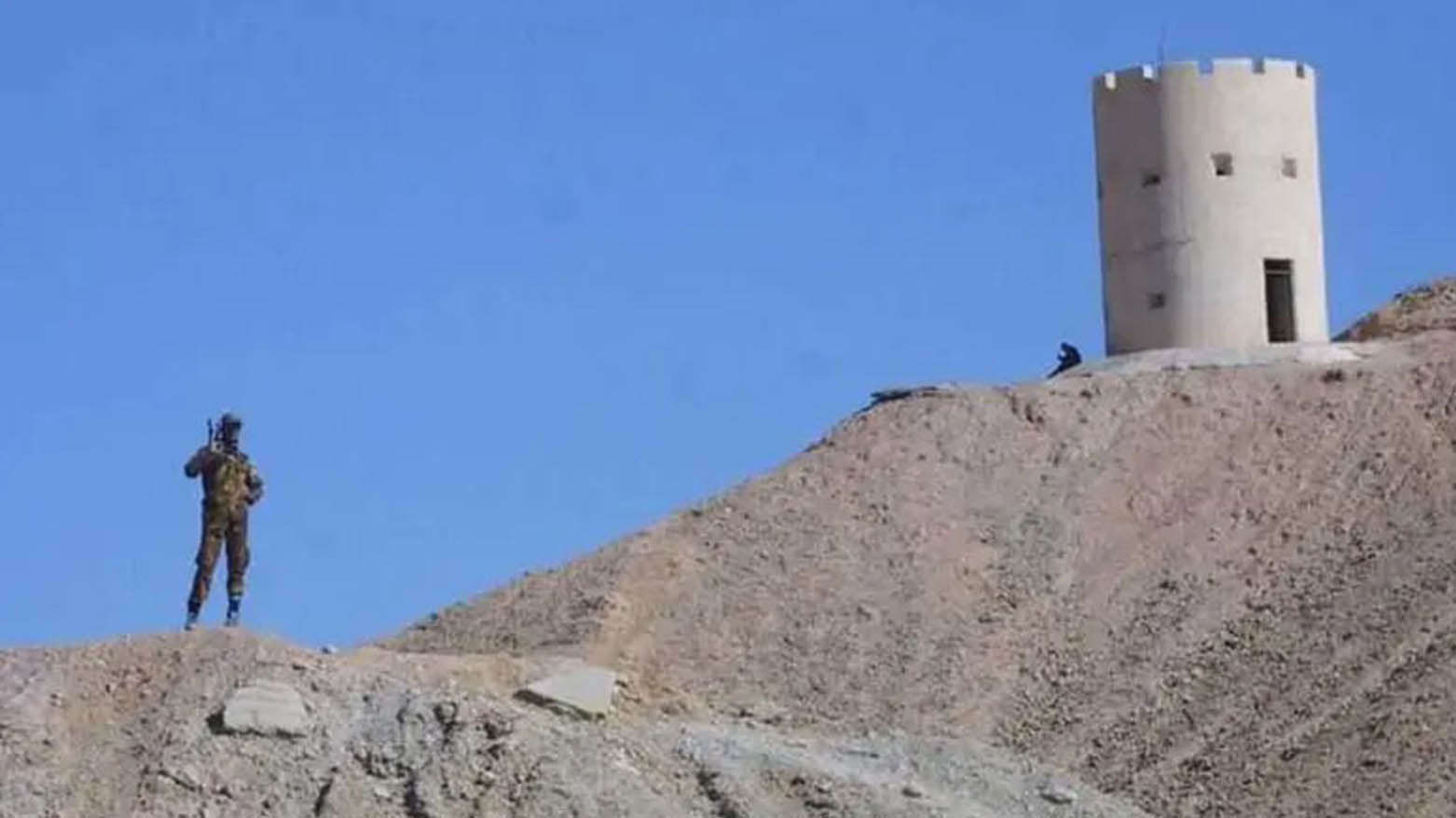 سرباز ایرانی در حال نگهبانی در یک پایگاه نظامی در استان سیستان و بلوچستان – عکس: خبرگزاری فرانسه