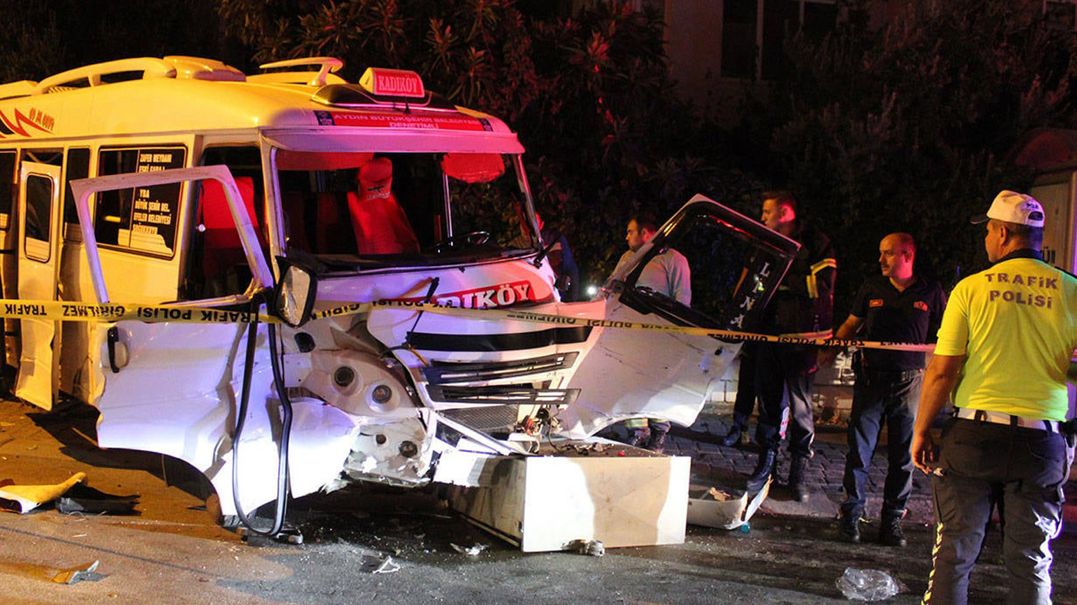 Minibüs ve otomobil çarpıştı: Kopan kulağı dakikalarca aradılar