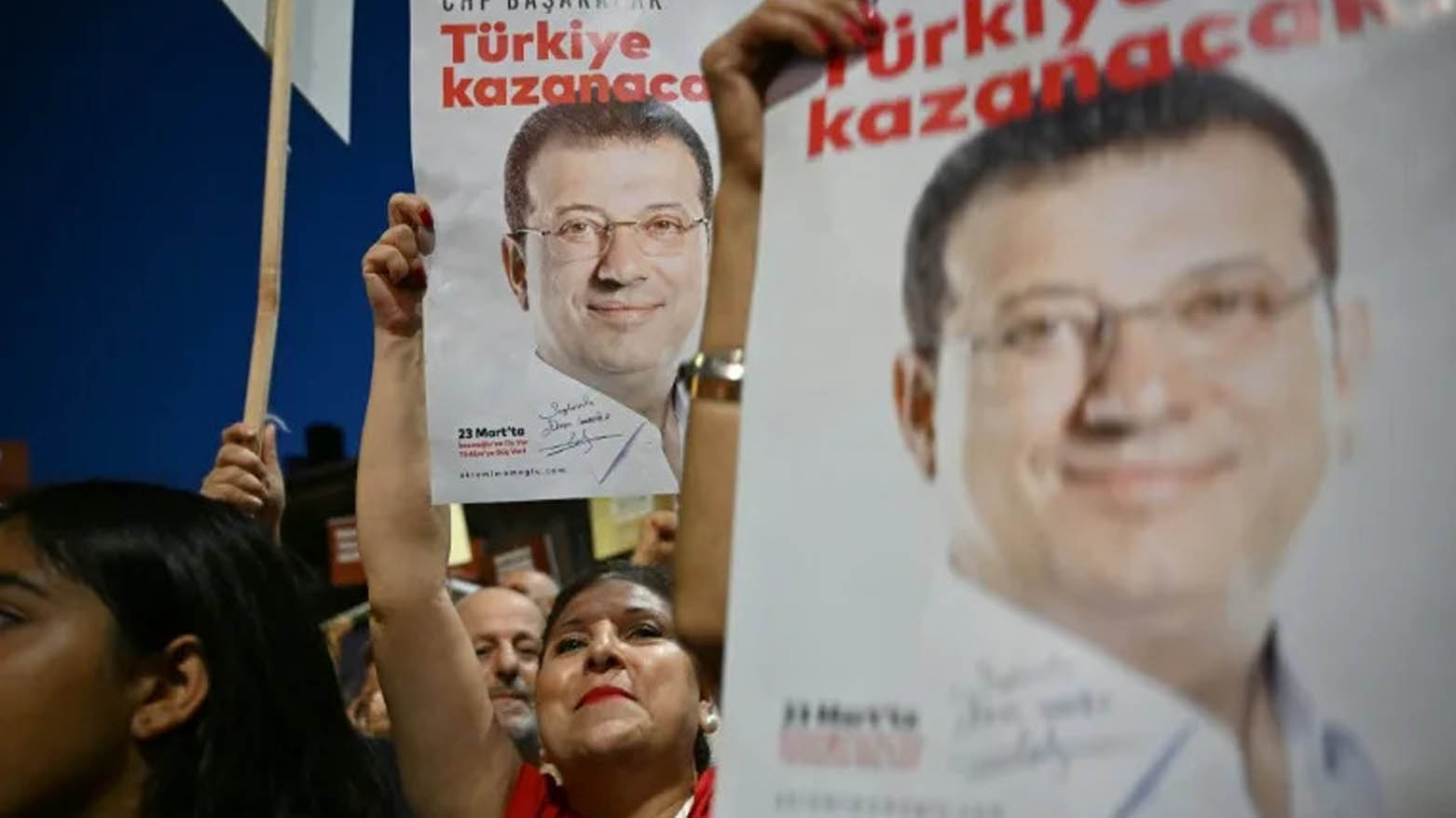 تصاویر اکرم امام اوغلو، شهردار سابق استانبول در دستان هوادارانش در جریان اعتراض به دستگیری وی. عکس:ای‌اف‌پی