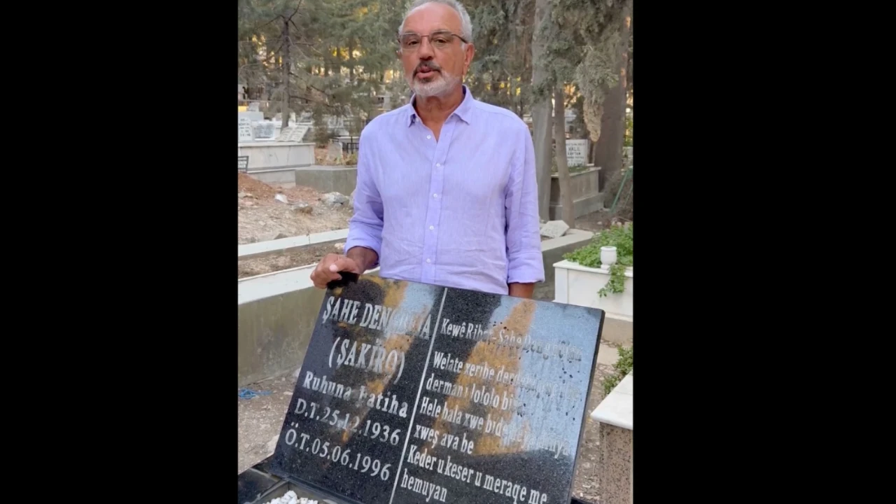 DEM Parti Ağrı Milletvekili Sırrı Sakık, dengbêj Şakiro'nun mezarının başında