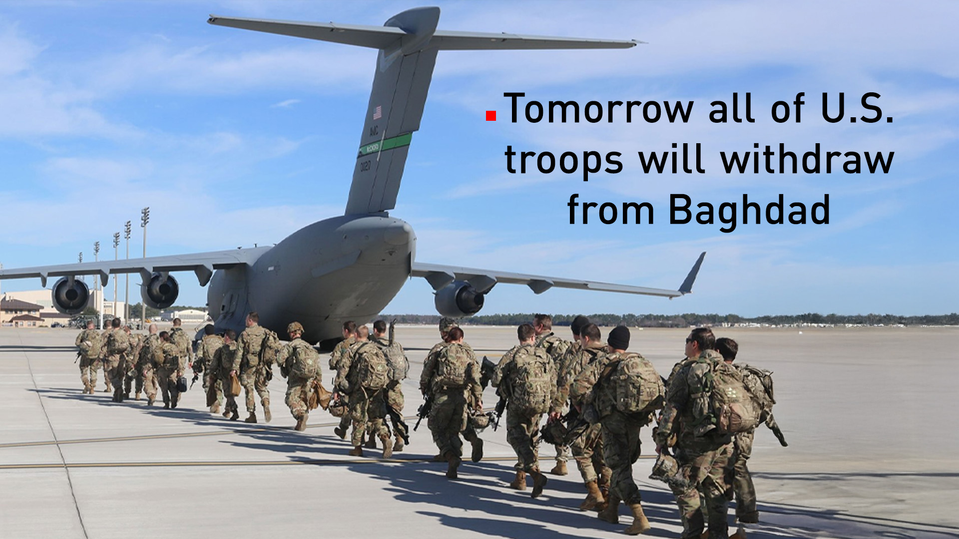 A group of US military forces head to a troop transport plane. (Graphic: Kurdistan24)