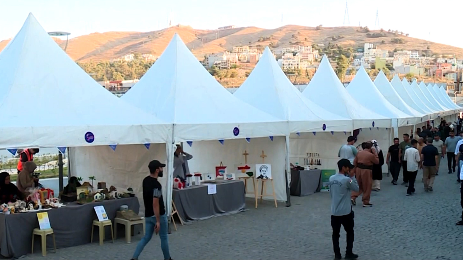 لقی زاخۆی یەکێتیی ئافرەتانی کوردستان بازاڕێکی کاری دەستی بۆ ژنان کردەوە