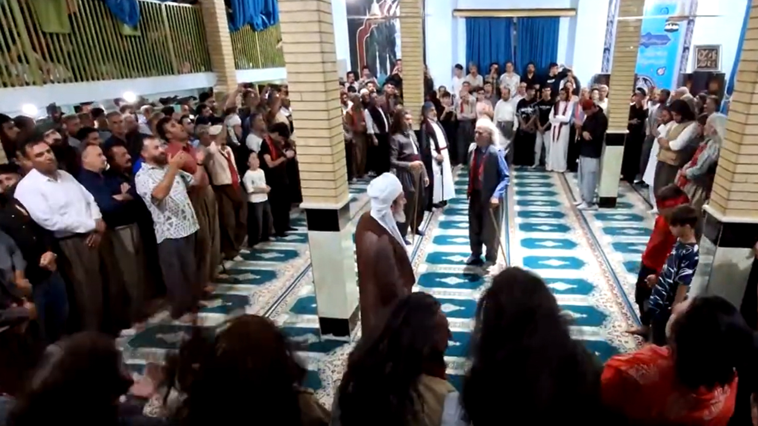 دەروێشانی تەریقەتی قادری لە مەزارگەی وەیسی قەرەنی