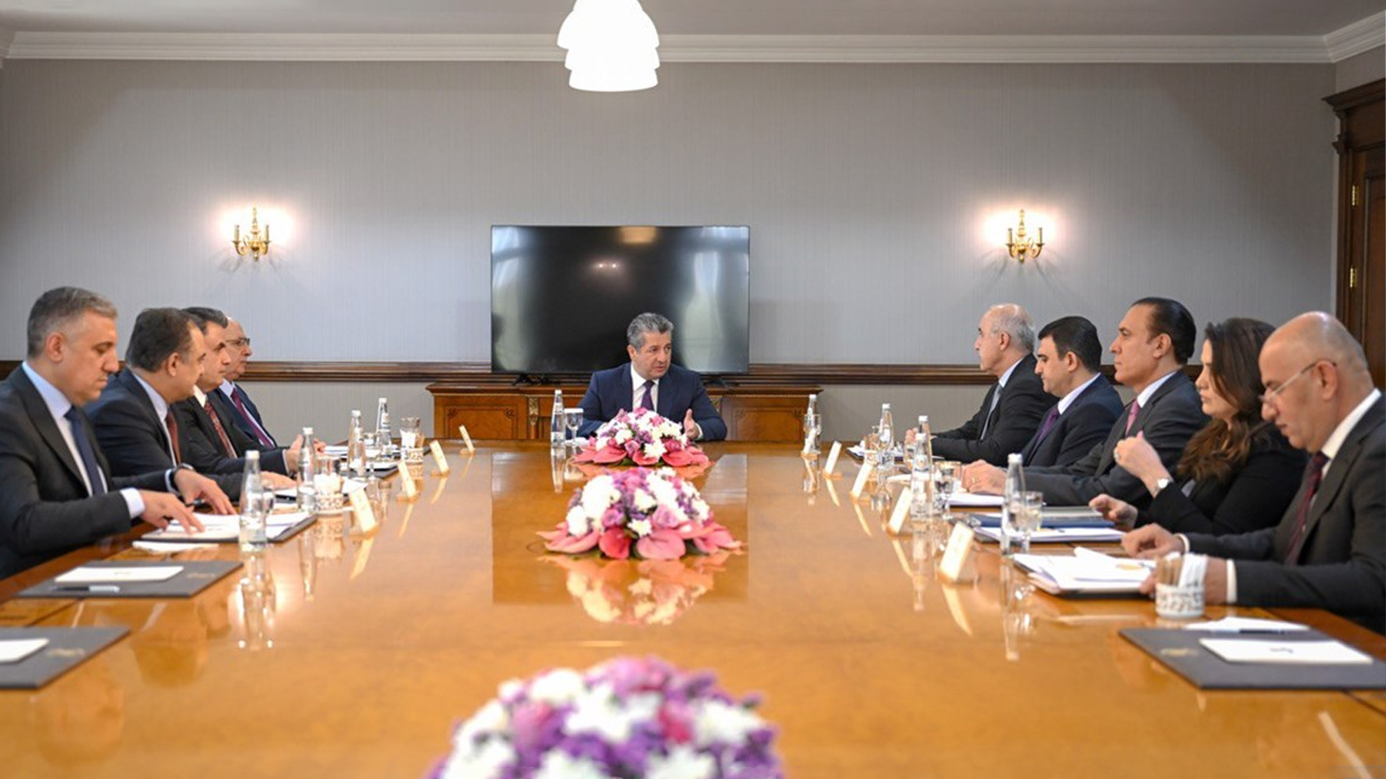 Kurdistan Region Prime Minister Masrour Barzani (top middle) during his meeting with KRG negotiating delegation, Aug. 31, 2025. (Photo: KRG)