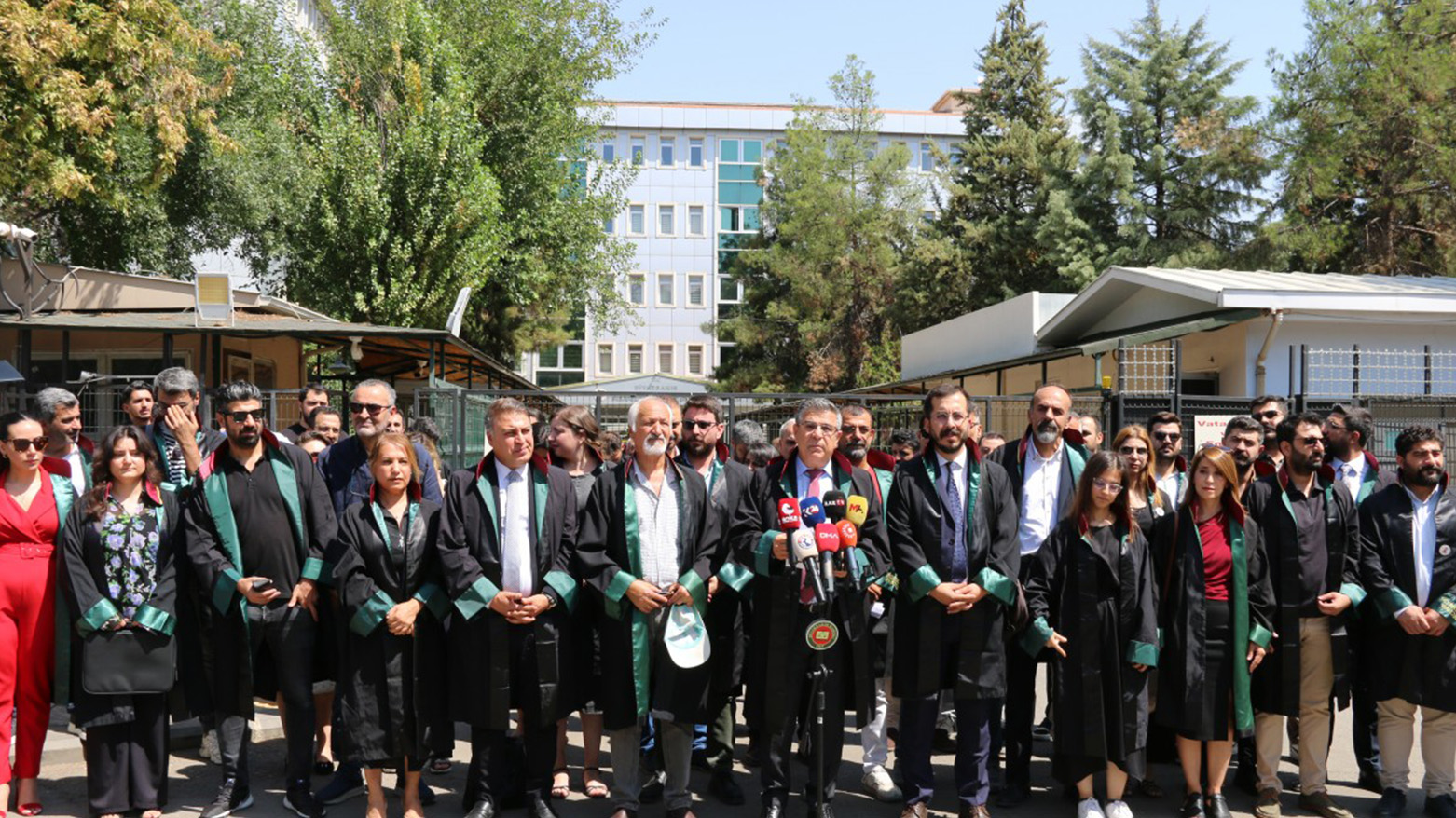 Baroyên Diyarbekir û Mêrdînê: Divê girtiyên siyasî û nexweş bên berdan