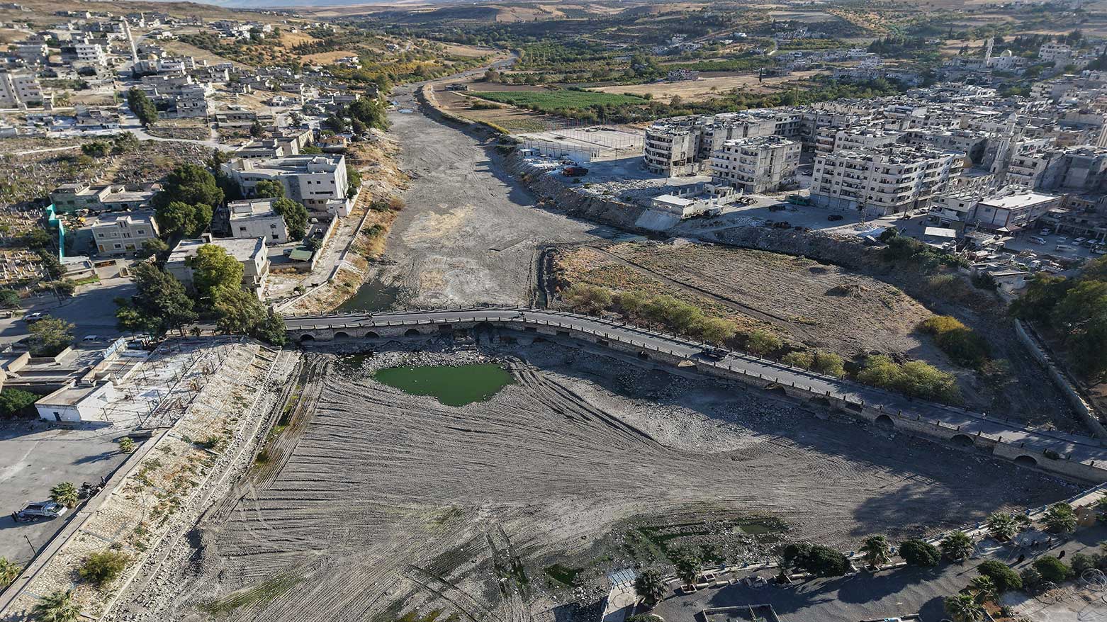 A drone view shows the dried up Orontes River in Jisr al-Shughur, west of Idlib, Syria, Aug. 14, 2025. (Photo: AP)