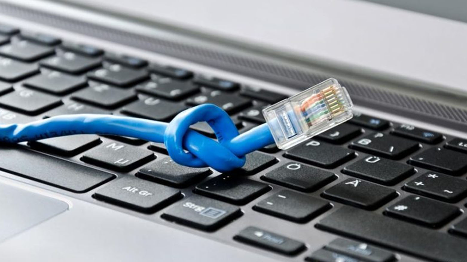 قطع الإنترنت خلال الامتحانات… حلّ مؤقت بخسائر دائمة