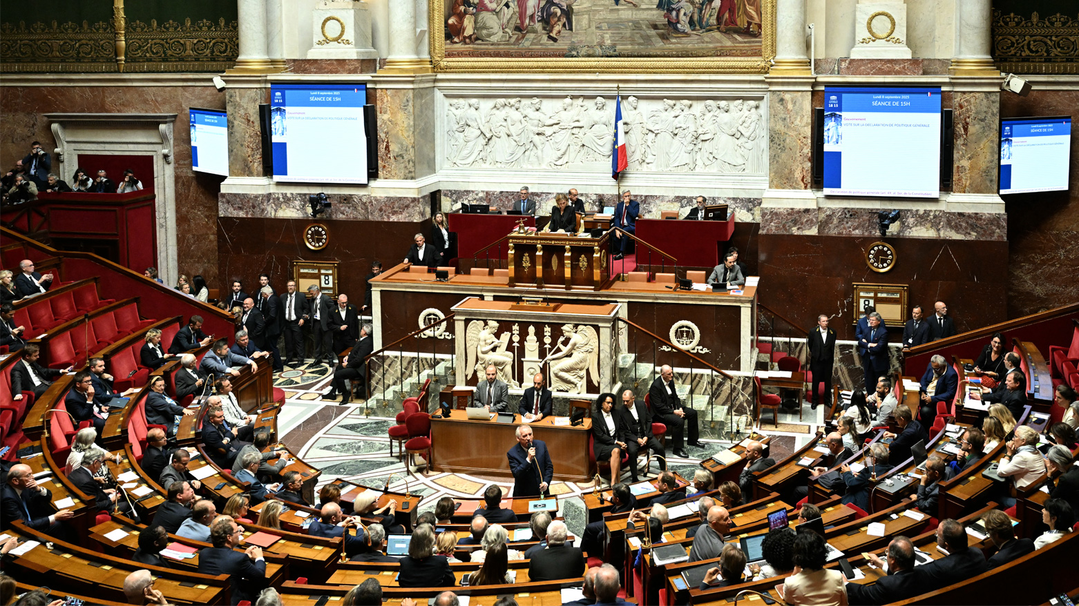 پەرلەمانی فەرەنسا متمانەی لە حکوومەت ساندەوە