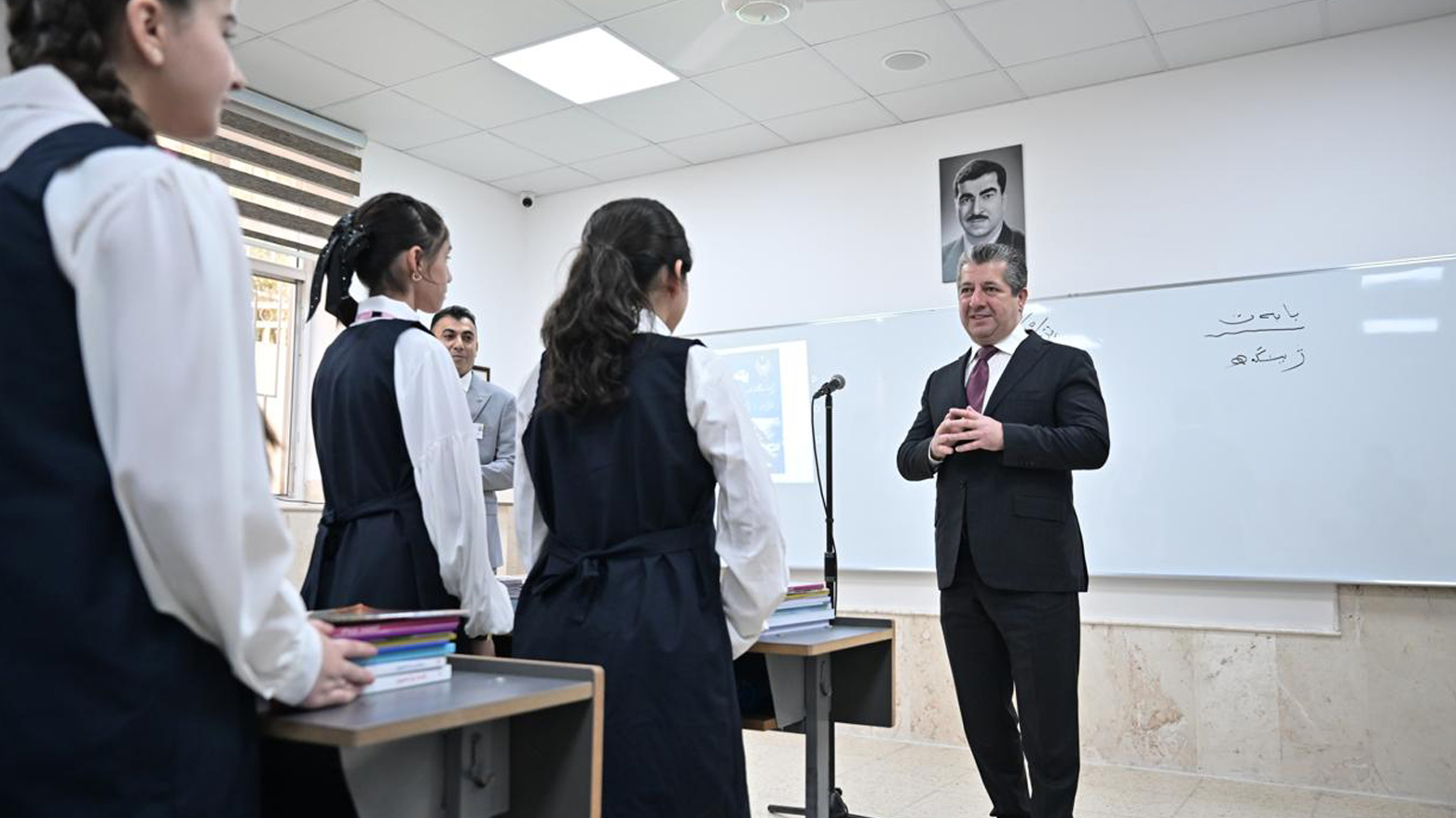 سەرۆک وەزیران مەسرور بارزانی لەنێو پۆلێکی قوتابییان