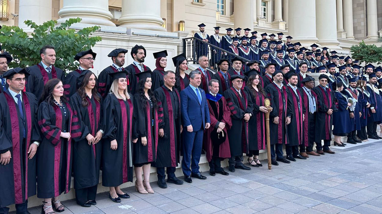 وێنەی سەرۆک وەزیران مەسرور بارزانی، لەگەڵ مامۆستا و دەرچووانی زانکۆی ئەمەریکی - کوردستان لە دهۆک