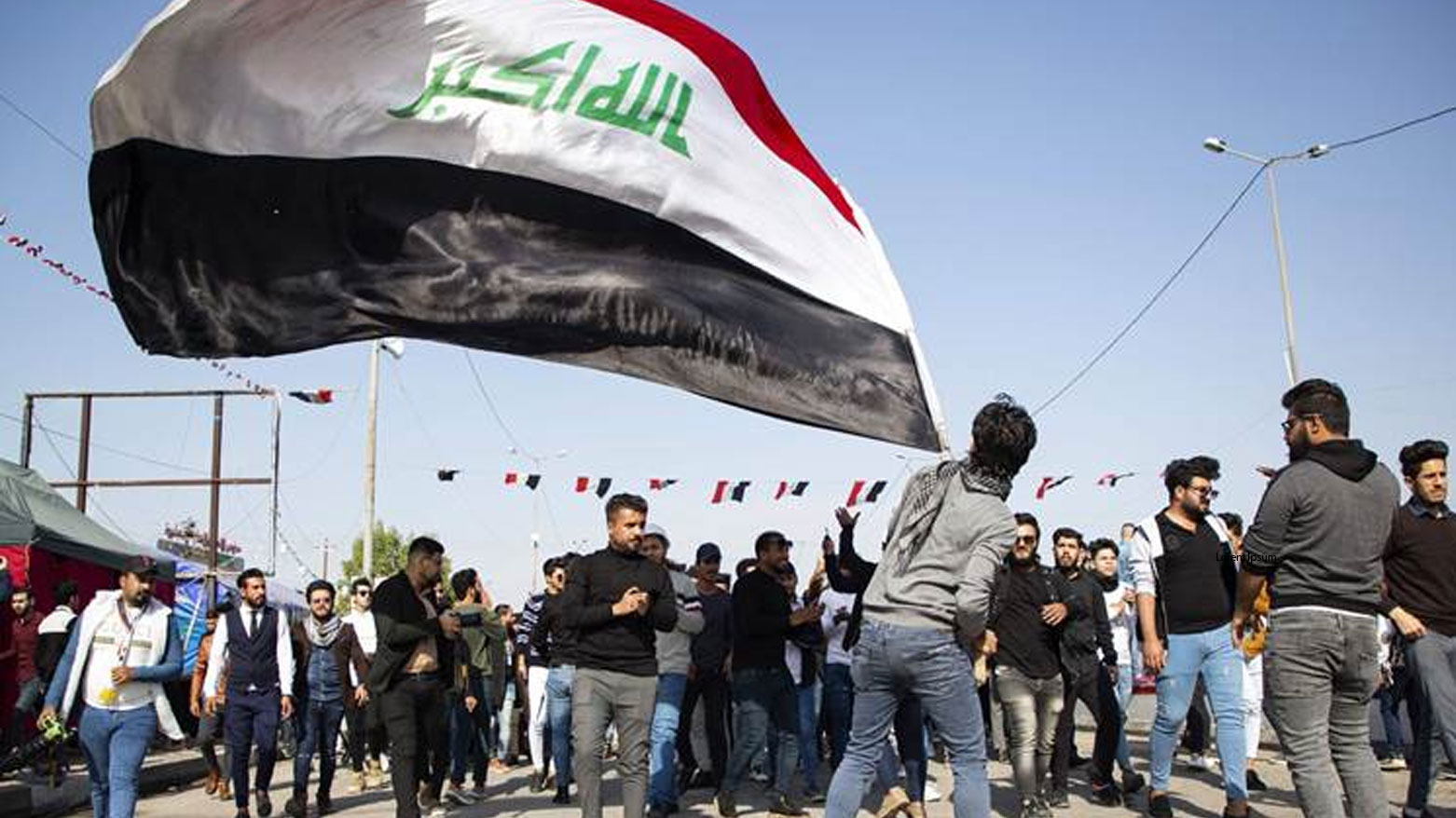 (فيديو) إطلاق نار لترهيب متظاهري البصرة.. ومسلحون يلوذون بالفرار بسيارة سوداء
