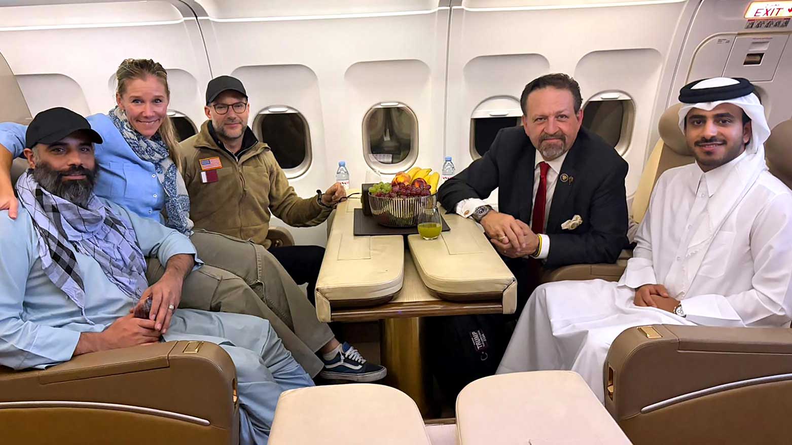 Amir Amiri (L), Adam Boehler (3rd-L), US Special Envoy for Hostage Response, Sebastian Gorka, a White House official, (2nd-R) and a Qatari diplomat onboard a jet following his release in Kabul, Sep. 28, 2025. (Photo: AFP)
