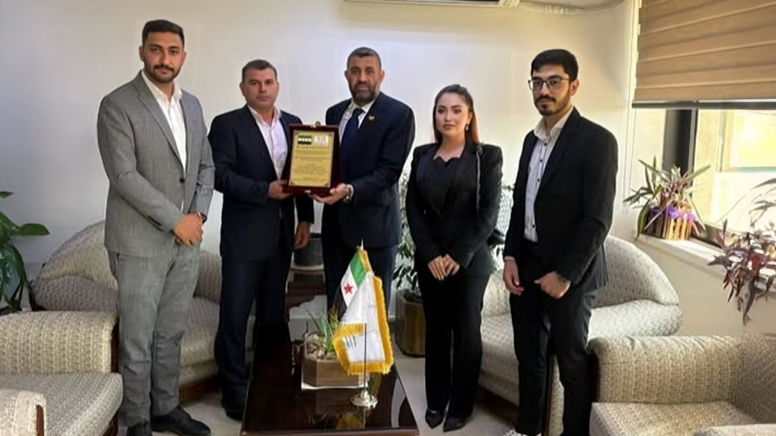 Yekîtiya Xwendekaran dosyaya zimanê Kurdî pêşkêşî Şamê dike