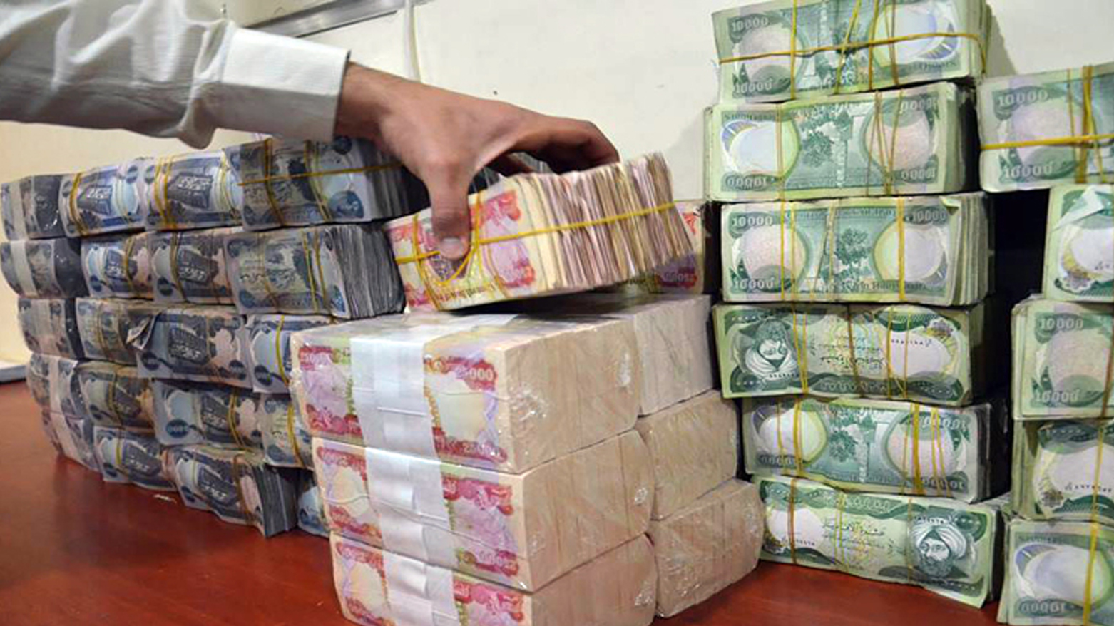 Stacks of Iraqi dinar banknotes. (Photo: Kurdistan24)