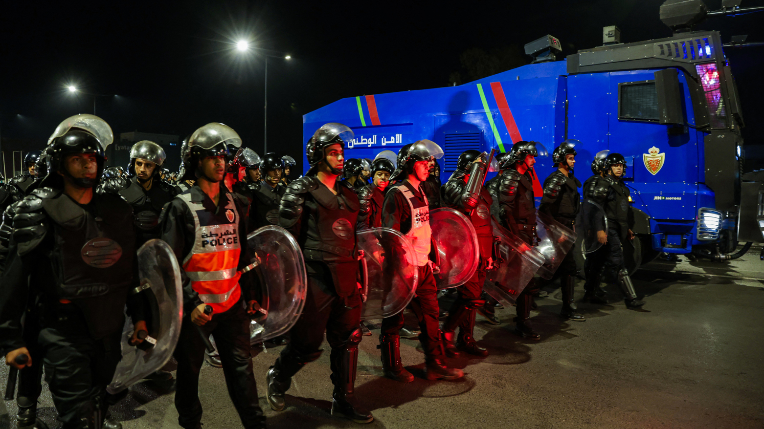 ماموران پلیس مراکش در جریان تظاهراتی به رهبری جوانان که خواستار اصلاحات هستند، اول اکتبر ۲۰۲۵ – عکس: ای‌اف‌پی