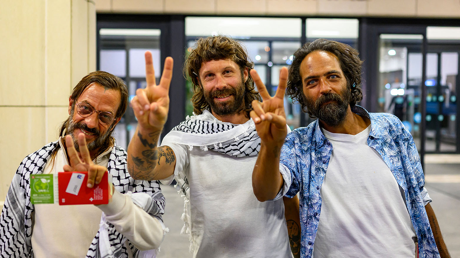 ناشطون في "أسطول الصمود" يشكون معاملتهم "كالحيوانات" في إسرائيل