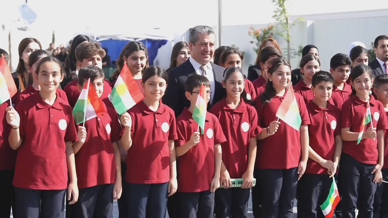وێنەی بە کۆمەڵی سەرۆک وەزیران مەسرور بارزانی لەگەڵ ژمارەیەک قوتابی