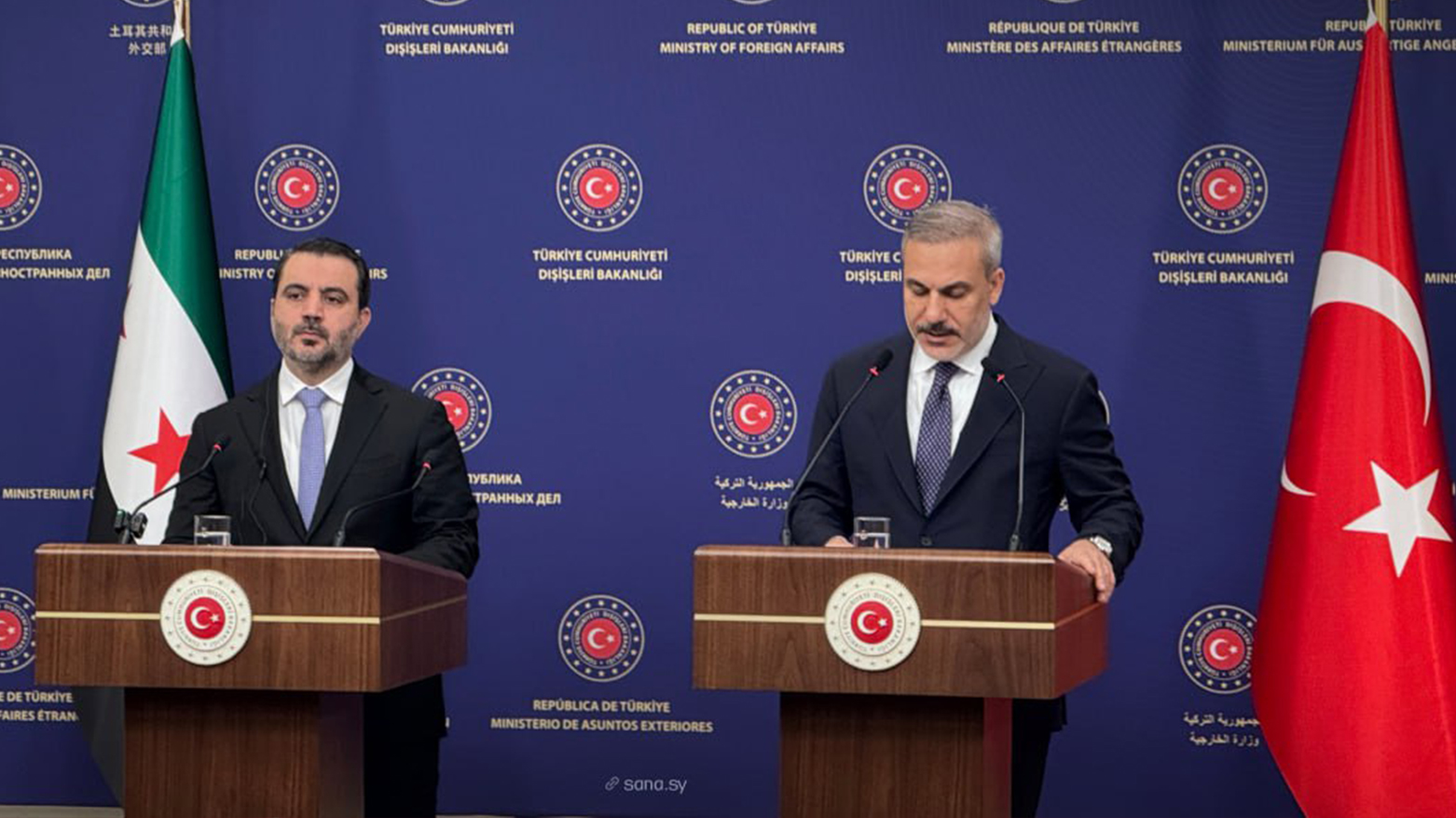 Syrian FM Asaad al-Shibani (L), and his Turkish counterpart Hakan Fidan (R). (Photo: SANA)