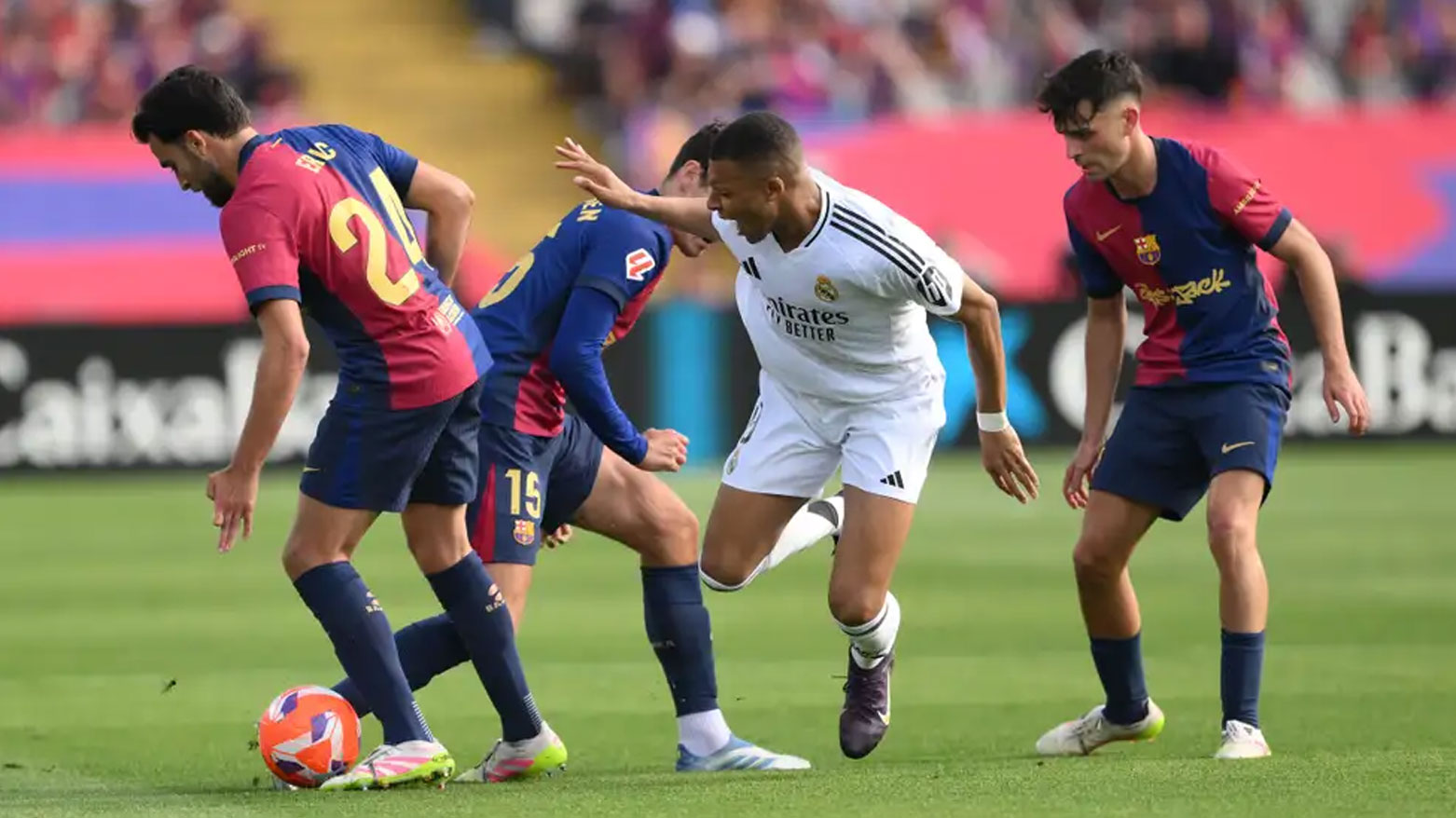مبابي يتوسّط عدداً من لاعبي برشلونة خلال مباراة كلاسيكو موسم 2024
