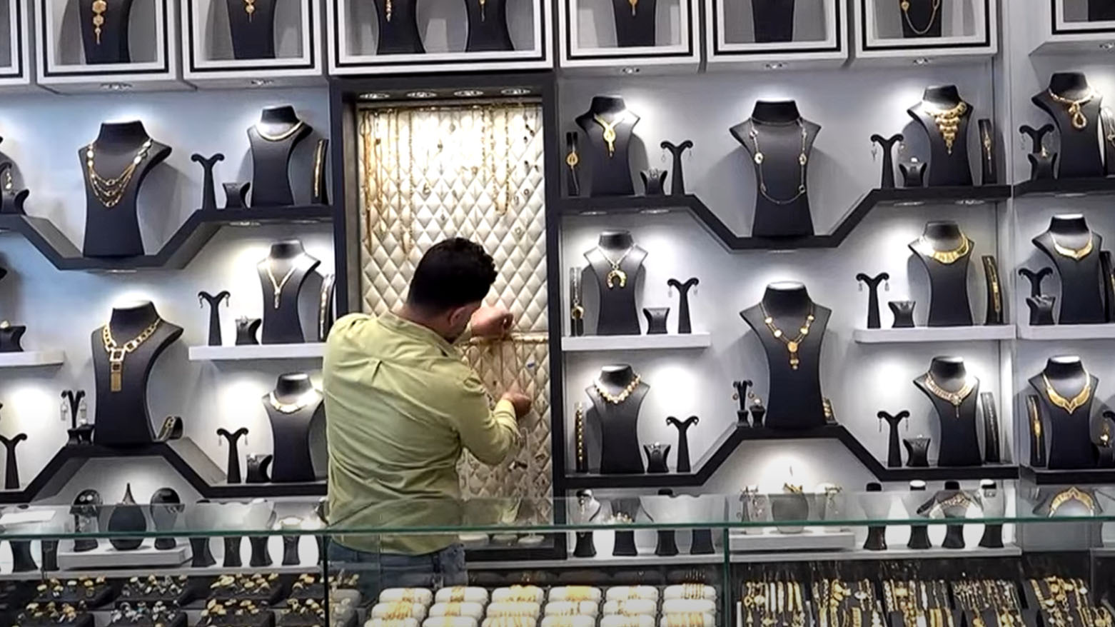 بريق الذهب يبهت في بغداد.. ارتفاع الأسعار يطفئ فرحة المقبلين على الزواج