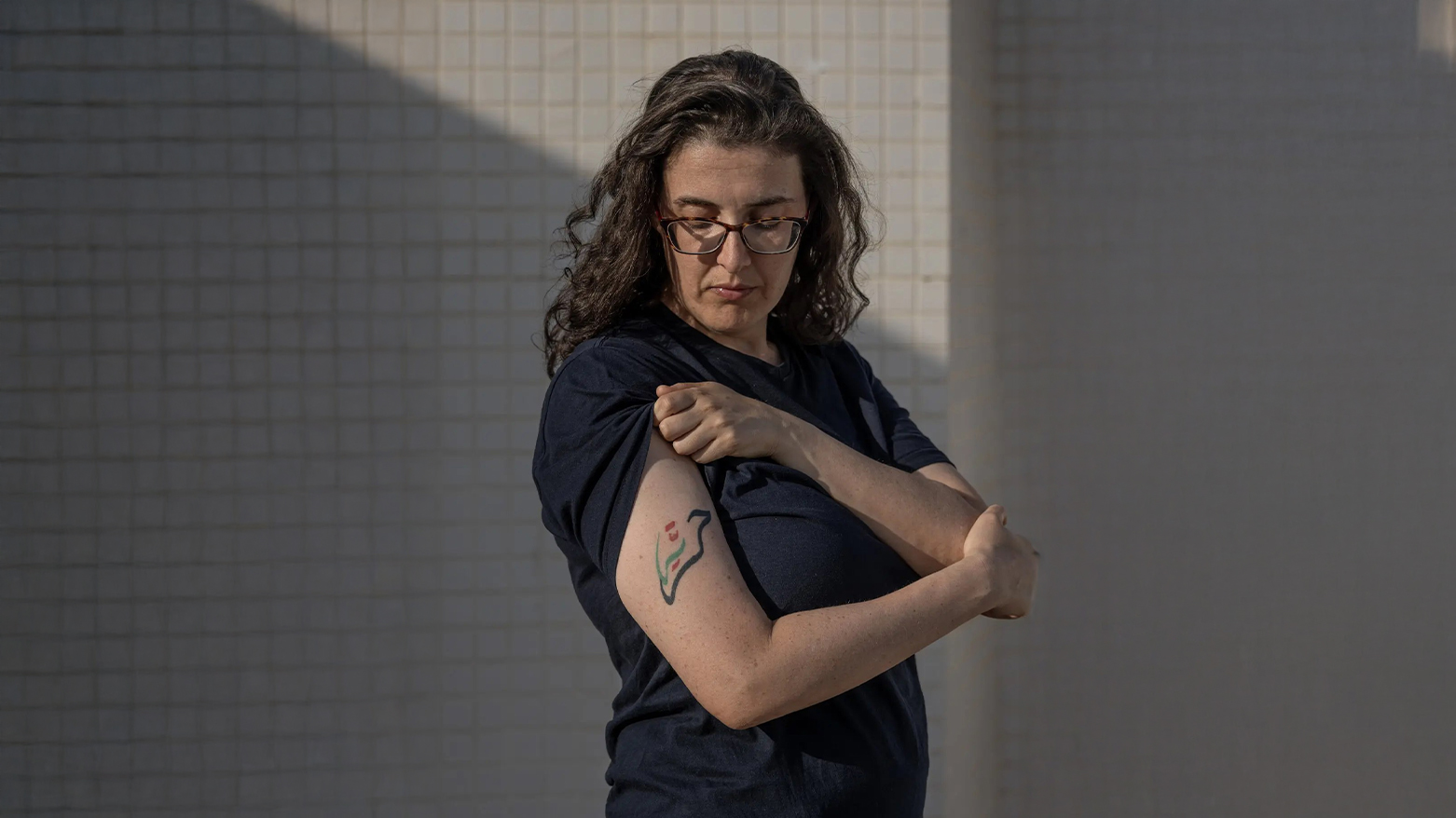 Israeli-Russian researcher Elizabeth Tsurkov with the word "freedom in Arabic" tattooed on her arm. (Photo: the New York Times)