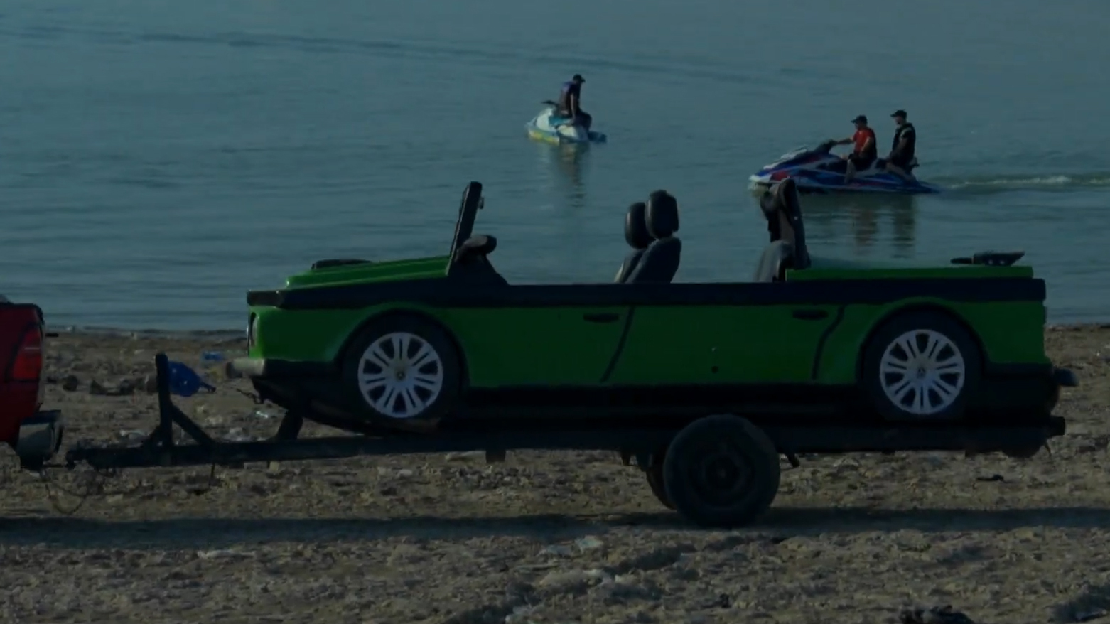 من ضفاف سدّ الموصل إلى دبي ثم العودة.. شاب يبتكر مركبة تسير فوق الماء بجهدٍ ذاتي