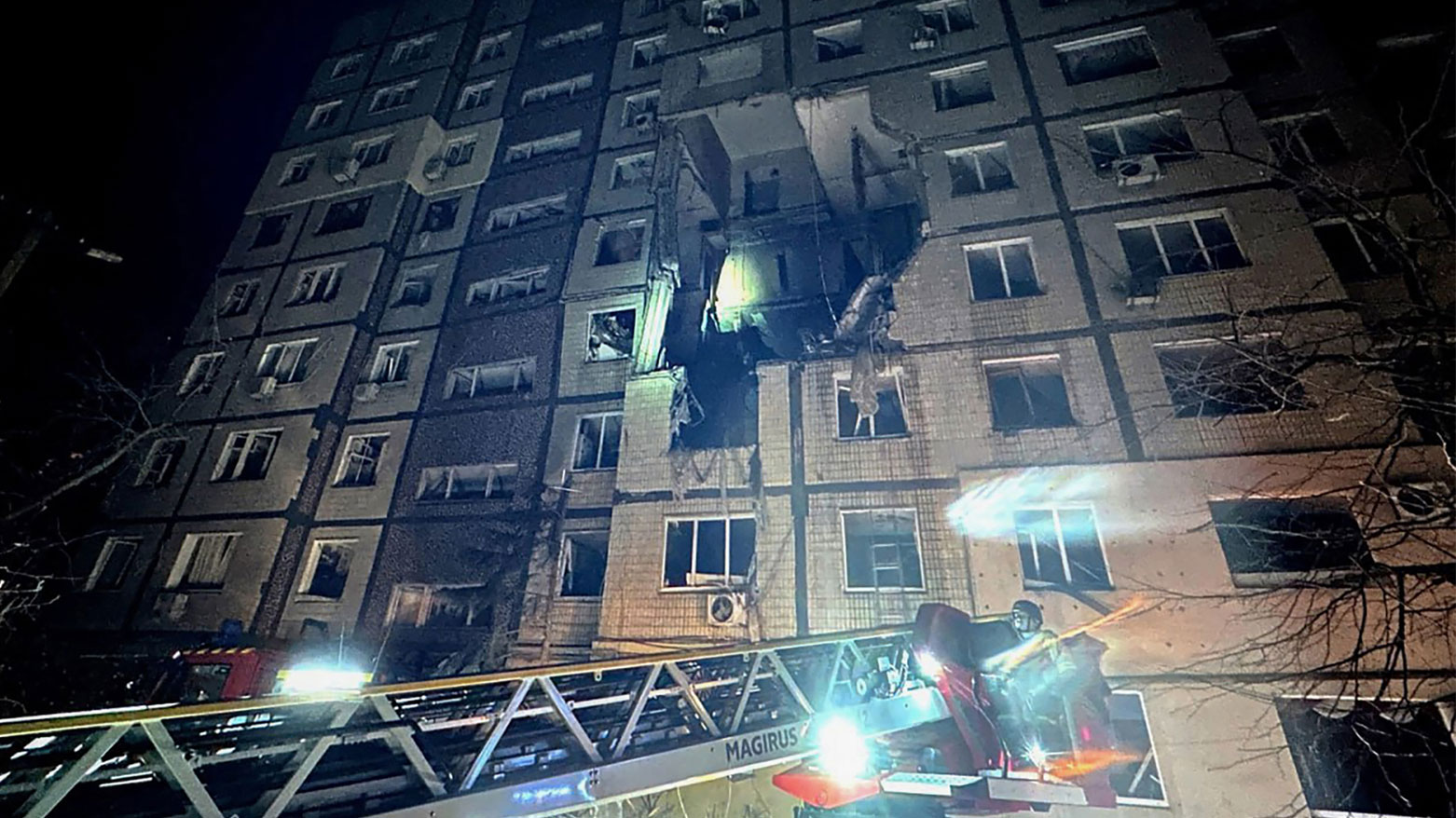 رجال الإنقاذ يعملون في موقع مبنى سكني متضرر نتيجة هجوم روسي على دنيبرو- أوكرانيا (فرانس برس)