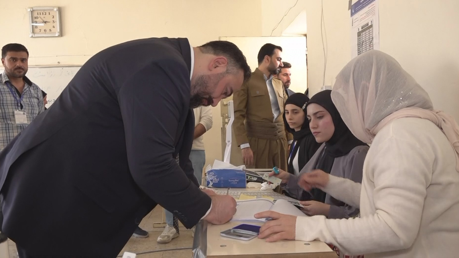 KRG Minister of Transport and Communications Ano Jawhar Abdoka cast his vote in Erbil, Nov. 11, 2025. (Photo: Kurdistan24)