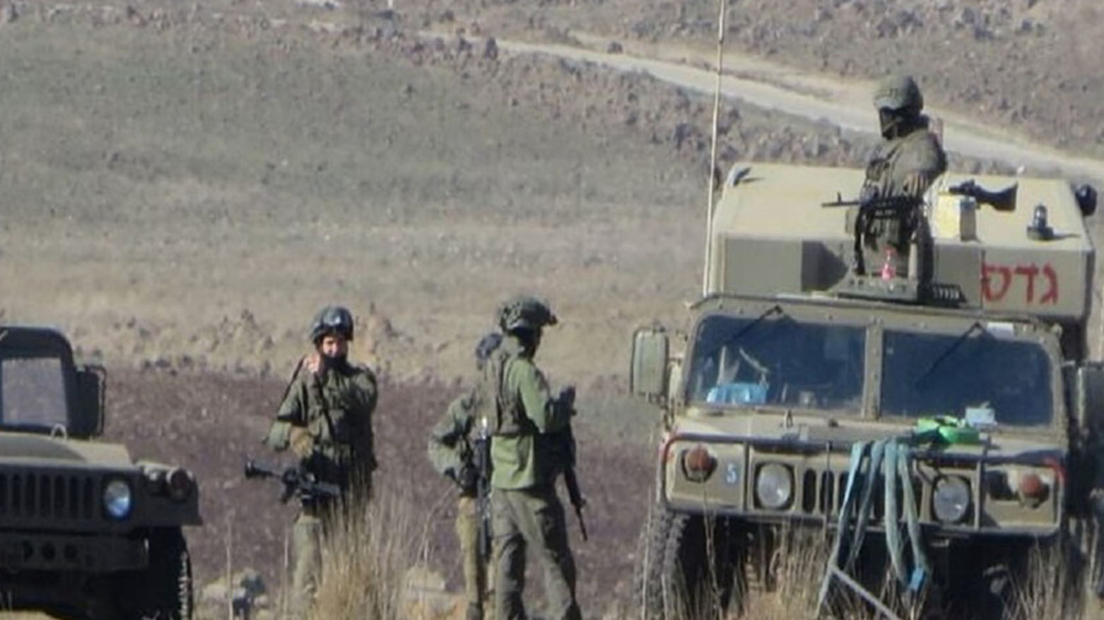 القوات الإسرائيلية تتوغّل داخل الأراضي السورية بريف القنيطرة الجنوبي وتقيم حاجزاً عسكرياً