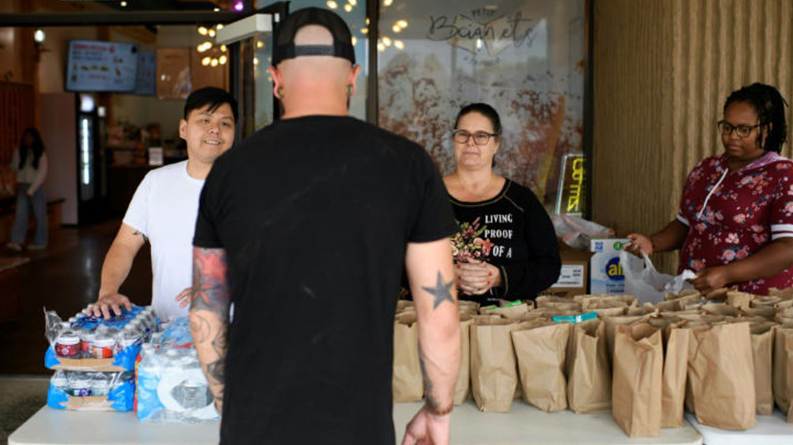 المحكمة العليا تمدد تعليق قرار يلزم إدارة ترامب تمويل المعونات الغذائية خلال الإغلاق