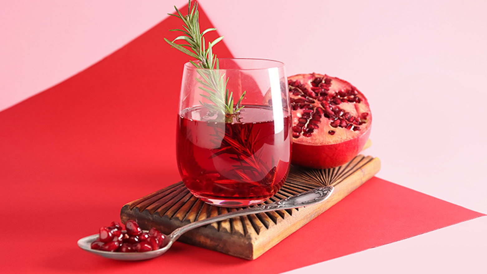 حبّات الرمّان أم عصيره.. أيهما أفضل للقلب؟