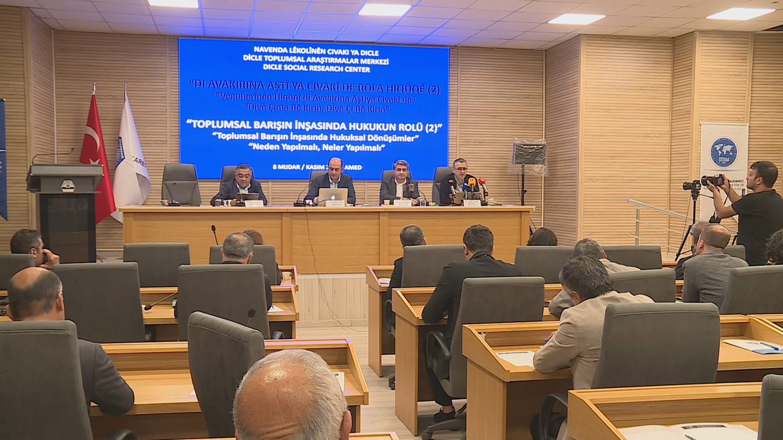 Banga ji Enqereyê re: Pêvajoya çareseriyê bi yasayan misoger bikin