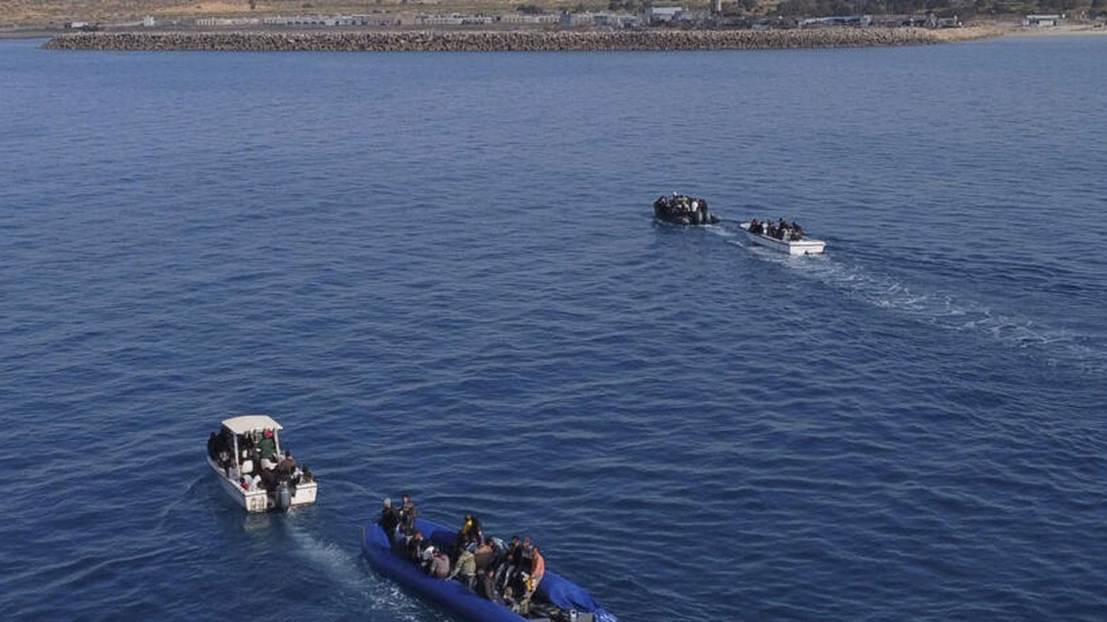 سفينتان تابعتان لخفر السواحل في المتوسط تسحبان قاربين للمهاجرين قبل غرقهما (أرشيفية- رويترز)