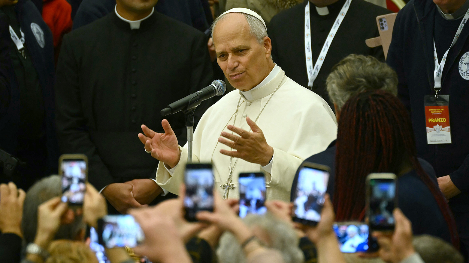 البابا لاوون الرابع عشر يدعو قادة العالم إلى مساعدة الفقراء