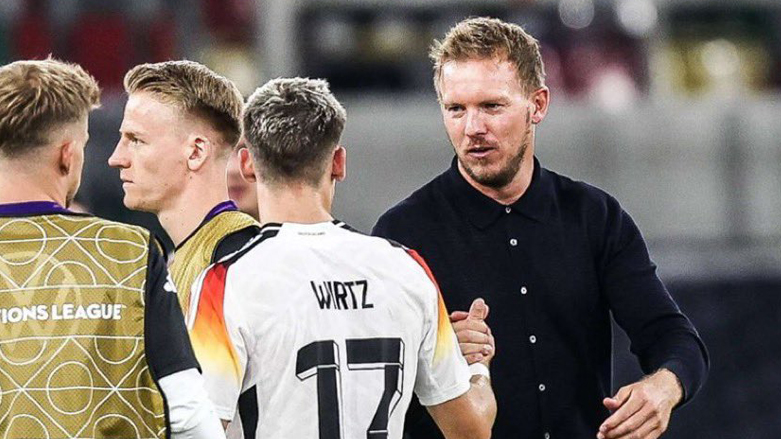 جۆلیان ناگلیسمان راهێنەری ئەڵمانیا تەوقە لەگەڵ ڤێرتزی یاریزانی هەڵبژاردەكەی دەكات