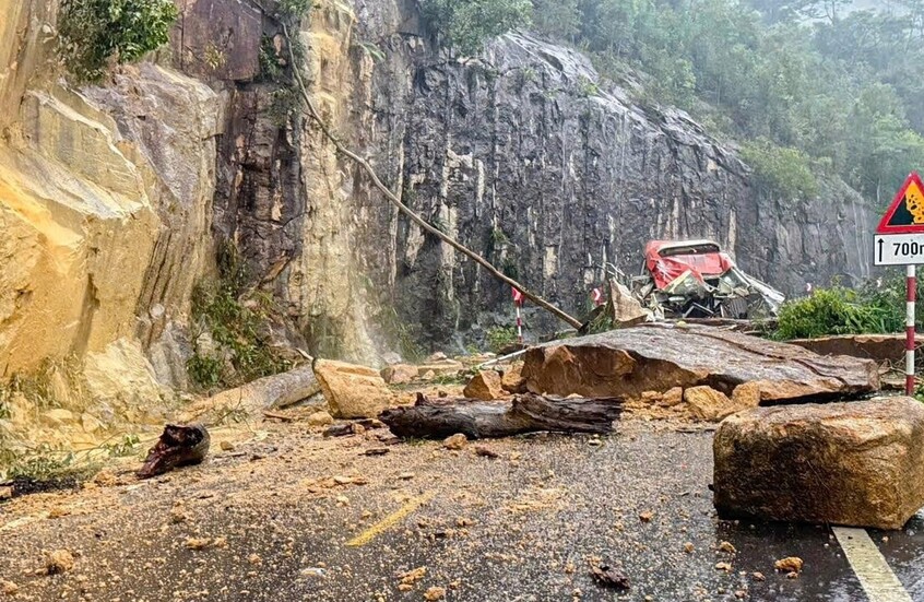 لە ڤێتنام قوڕ و لیتە پاسێکی بە سەرنشینەوە هەڵلوشی