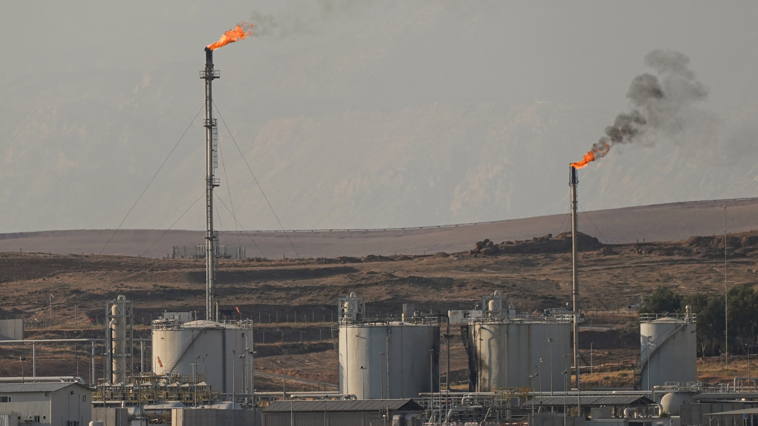 العقوبات الأمريكية تتسبب بـ إغلاق أكبر حقل نفط عراقي