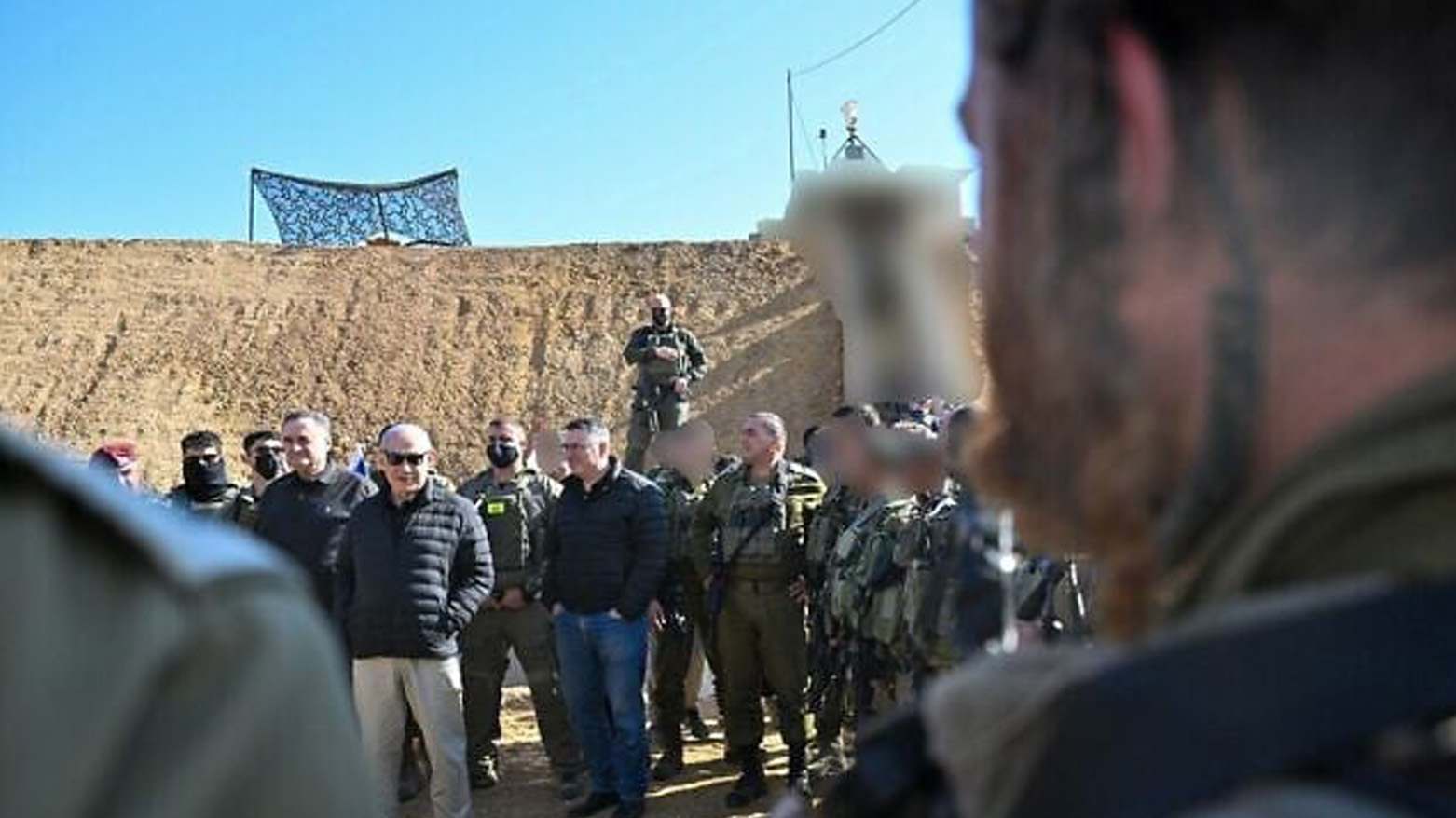 بنیامین نتانیاهو، نخست وزیر اسرائیل، در بین نیروهای دفاعی اسرائیل در جنوب سوریه، ۱۹ نوامبر ۲۰۲۵