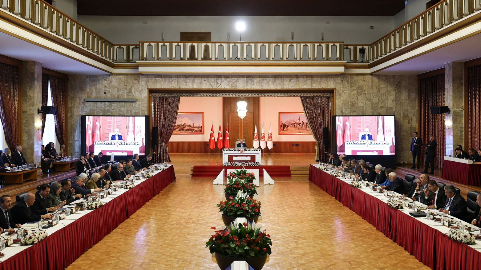 جانب من اجتماع اللجنة البرلمانية قبل إغلاقه لبدء التصويت على زيارة أوجلان (البرلمان التركي - إكس)