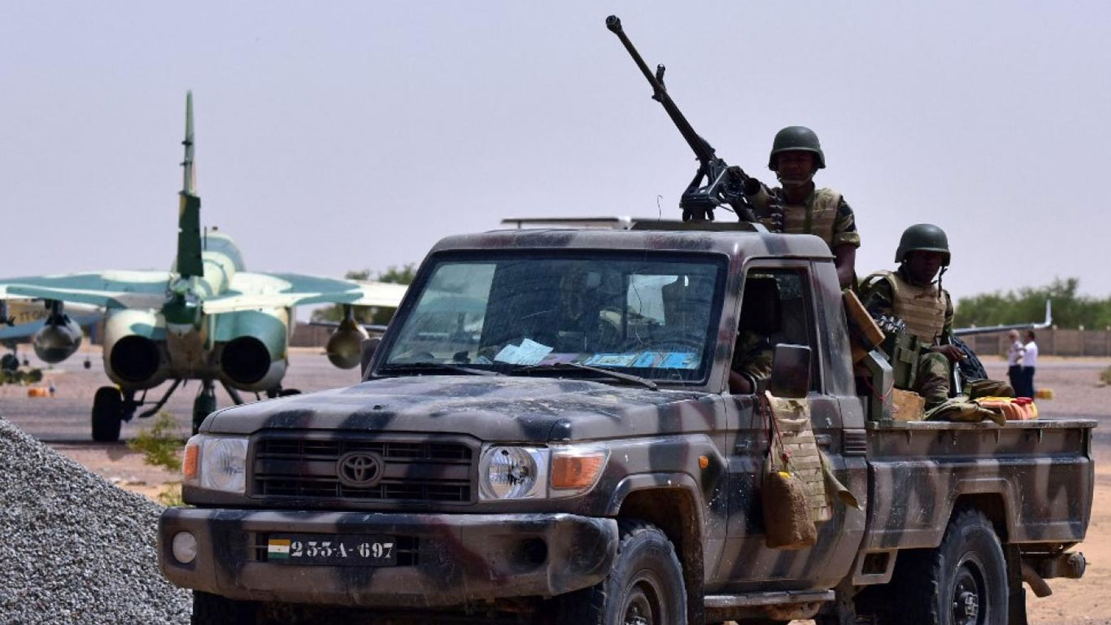 سيارة عسكرية تقلُّ جنوداً في الجيش النيجيري (رويترز)