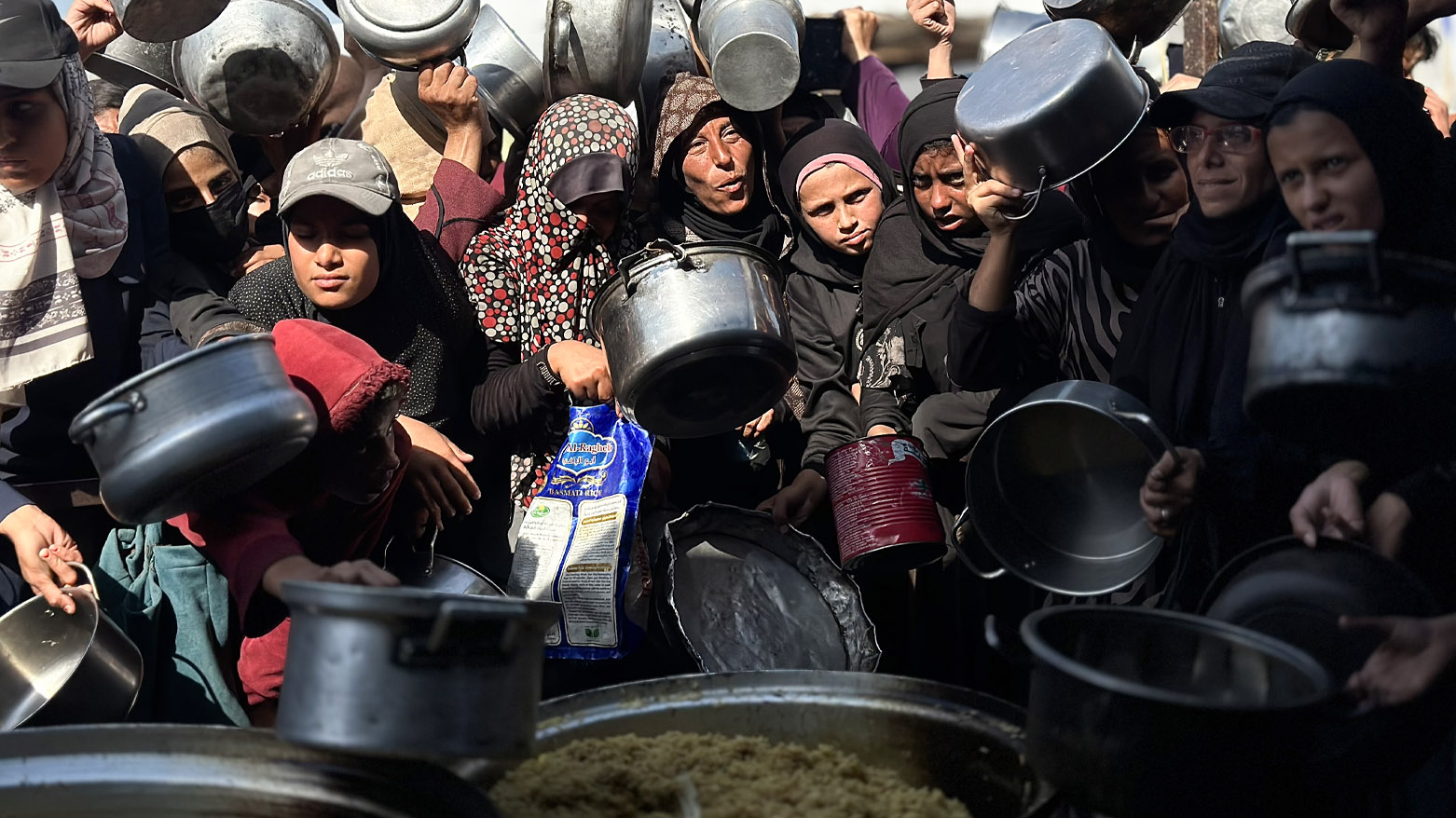 دابەشکردنی خۆراک بەسەر ئاوارە فەڵەستینییەکان لە غەززە