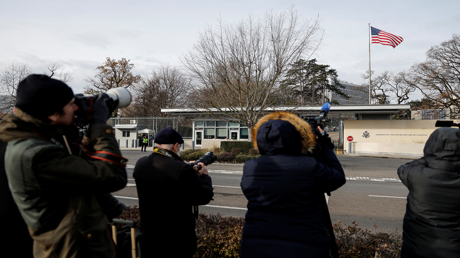 Journalists gather outside the Missions of the United States of America in Geneva, ahead of discussions on a US plan to end the war in Ukraine, Nov. 23, 2025. (Photo: AFP)