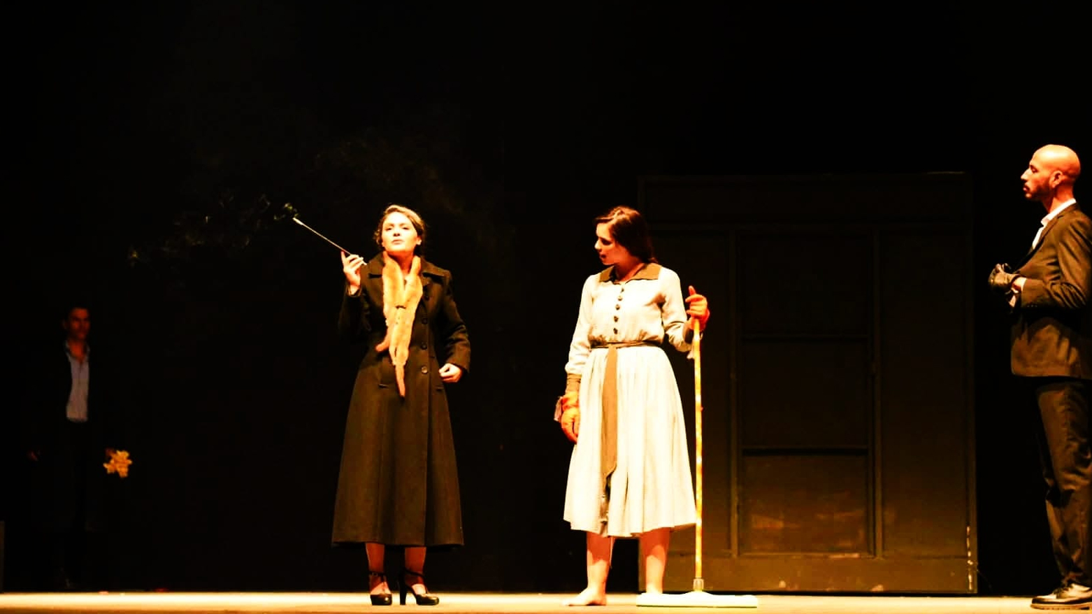 جاكاراندا.. حين يتصدّع الزمن ويتهشّم المعنى: مسرح يكشف ما حاول العالم إخفاءه